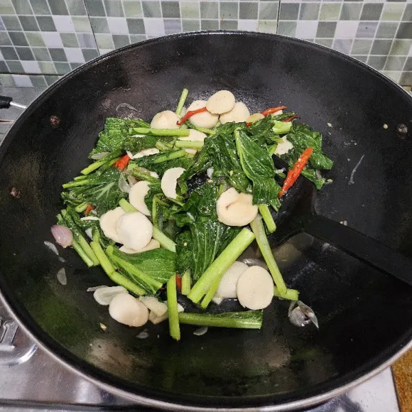 Masak hingga caisim empuk, kemudian koreksi rasanya dan matikan api.