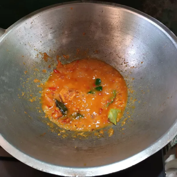 Tumis bumbu halus, daun salam dan daun jeruk sampai tidak berbau langu. Lalu masukkan air dan tambahkan kaldu jamur, lada bubuk dan garam secukupnya. Aduk dan biarkan sampai mendidih. Cicipi rasa.