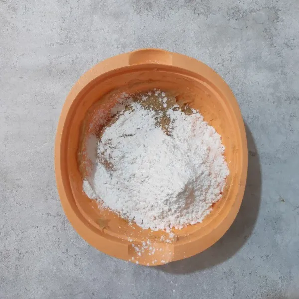 Masukkan tepung tapioka.