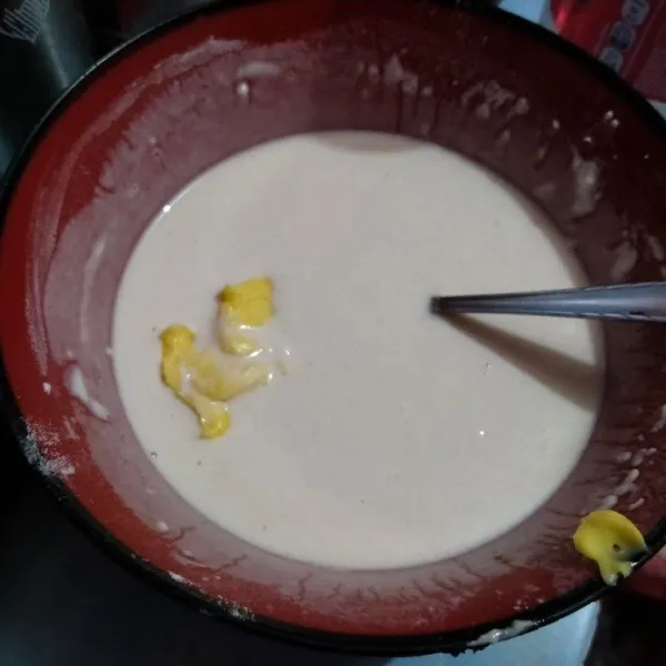 Berikan margarin, aduk rata. Bisa dimasukkan duluan bersama tepung, sesuai preferensi.