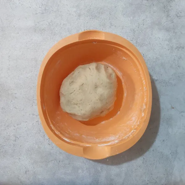 Uleni hingga adonan dapat dibentuk.