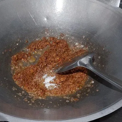 Lalu panaskan 2 sdm minyak goreng kemudian tumis bumbu tambahkan garam dan gula pasir.