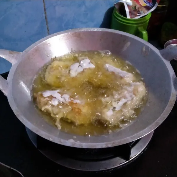 Celupkan pisang ke dalam adonan tadi, rengangkan kelopak pisang menyerupai huruf V, lalu goreng di minyak panas api sedang. Goreng sampai kedua sisi kecoklatan. Sajikan buat temen ngopi.