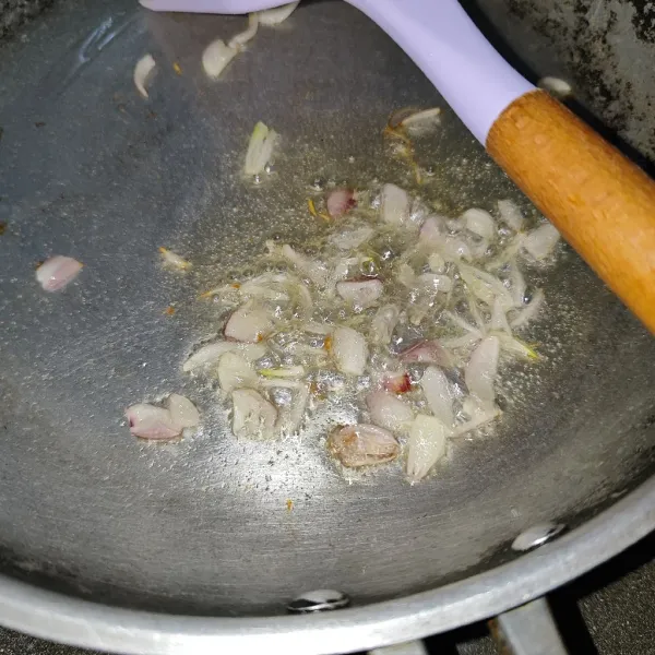 Tumis bawang merah sampai wangi.