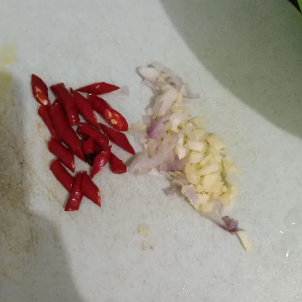 Iris bawang merah, bawang putih dan cabai lalu sisihkan.