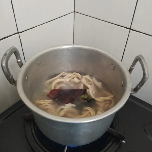 Cuci bersih usus ayam lalu rebus bersama dengan daun salam dan garam. Setelah mendidih matikan kompor lalu buang airnya dan bilas kembali hingga bersih.