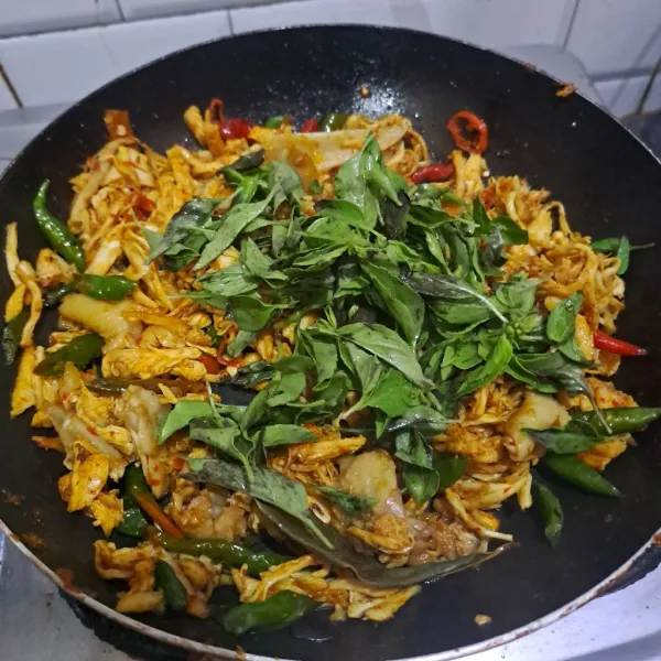 Masukan kemangi aduk rata angkat sajikan.