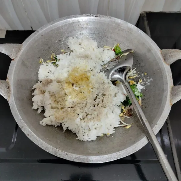Kemudian masukkan nasi putih, merica bubuk, kaldu bubuk, dan garam. Aduk rata.