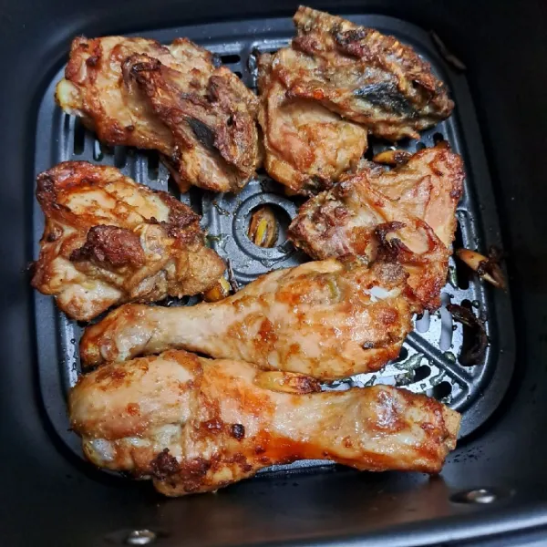 Ketika 10 menit, buka air fryer balik ayam. Lanjutkan memasak sampai ayam matang. Angkat dan sajikan ayam goreng.