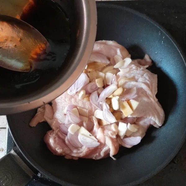 Tuang saus marinasi ke dalam ayam.