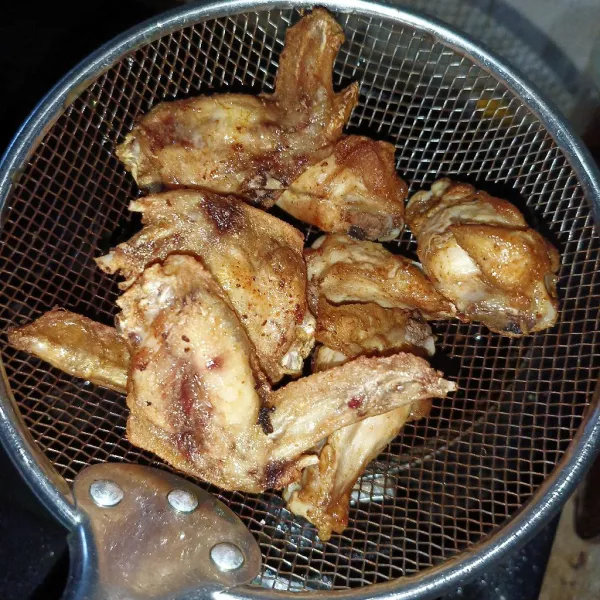 Kemudian goreng sayap ayam sampai matang, angkat dan tiriskan.