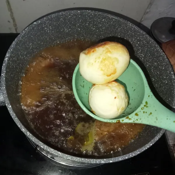 Masukkan telur, tambahkan gula, garam, dan kaldu jamur, lalu aduk rata.