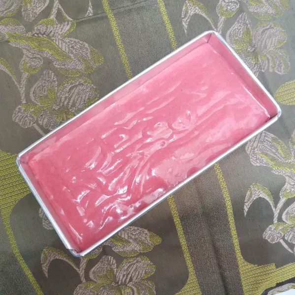Tuang sisa adonan warna (tidak perlu ditaburi cokelat bubuk).