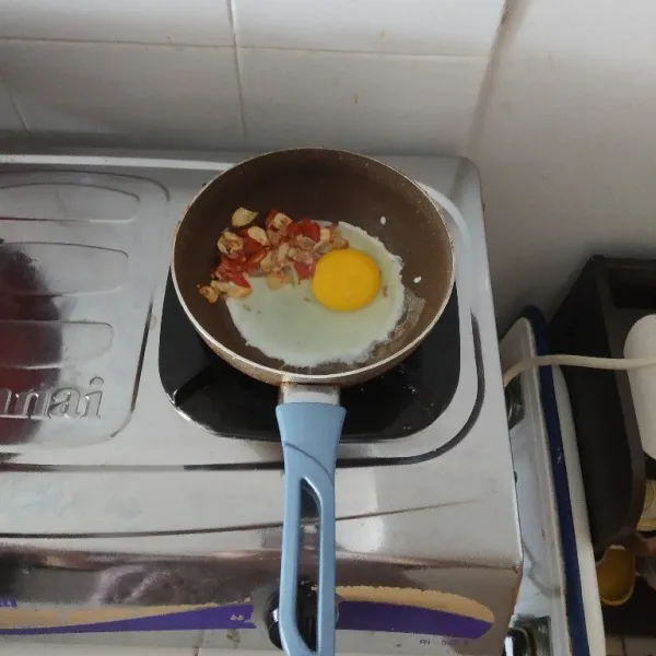 Masukkan telur ayam.