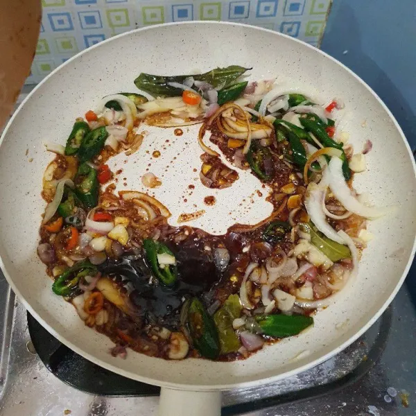 Tambahkan kecap manis, saos tiram & garam, aduk.