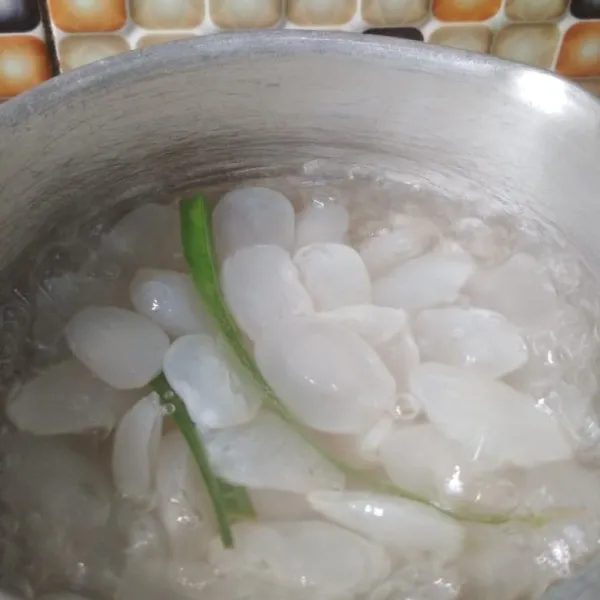 Cuci bersih kolang kaleng dan rebus kolang kaling bersama gula pasir, daun Pandan dan air masak hingga air tinggal sedikit