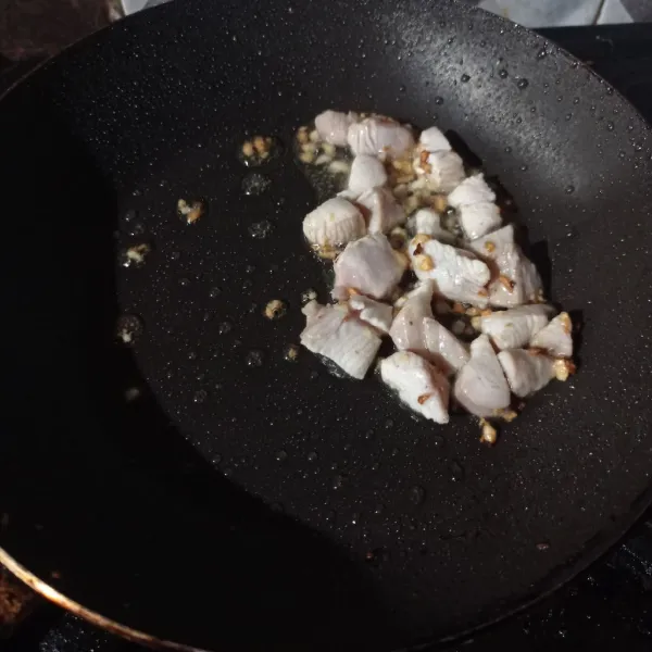 Masukan ayam, aduk rata masak sampai matang.