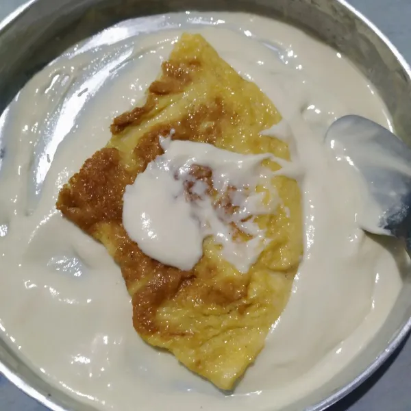 Campur semua bahan pelapis, aduk rata. Masukkan telur dadar, balurkan bahan pelapis di seluruh permukaan telur.