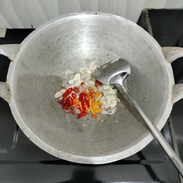 Masukkan cabai merah dan cabai rawit, tumis kembali hingga layu.