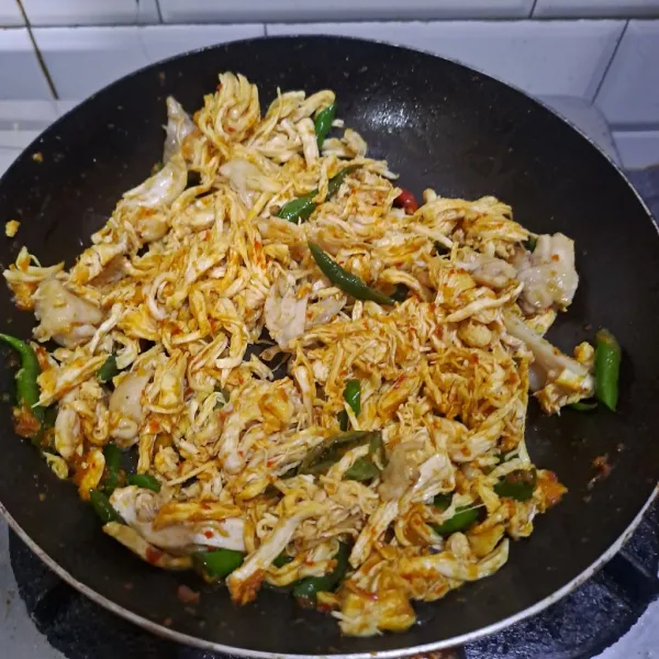 Masukan ayam aduk sampai bumbu tercampur rata.