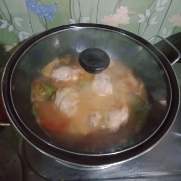 Masuk kan santan, garam, kaldu bubuk, lada bubuk, gula merah, air asam Jawa ungkep ayam hingga lunak dan kuah susut angkat.