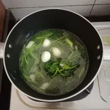Masukan telur puyuh. Setelah matang sajikan bersama nasi hangat dan kerupuk.