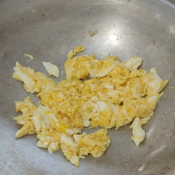Goreng telur dengan cara orak-arik menggunakan 2 sdm minyak udang hingga matang, sisihkan.