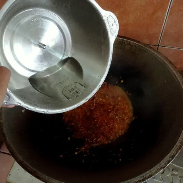 Tuangkan air secukupnya.