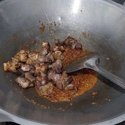 Masukkan daging kambing (buang tusuknya) masak kemudian tambahkan air aduk rata.