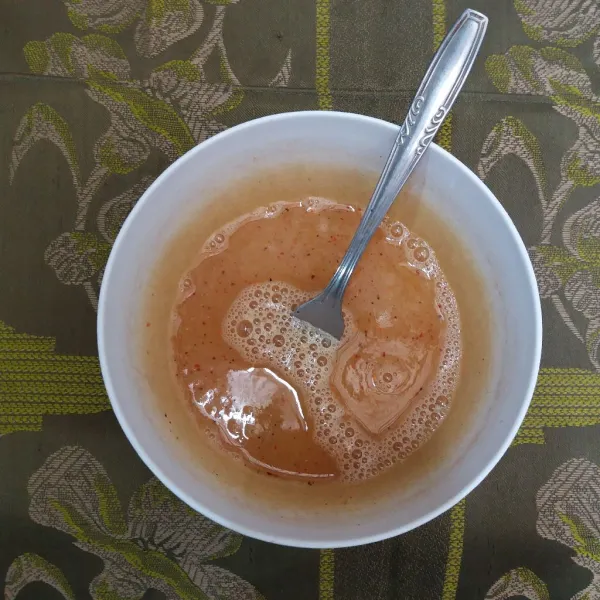 Kocok lepas telur hingga semua bumbu tercampur rata.