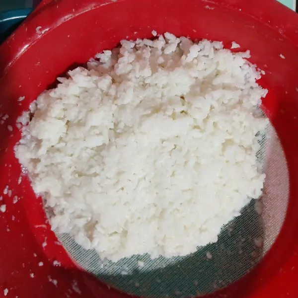 Rendam nasi kurang lebih 3 jam. Tiriskan.