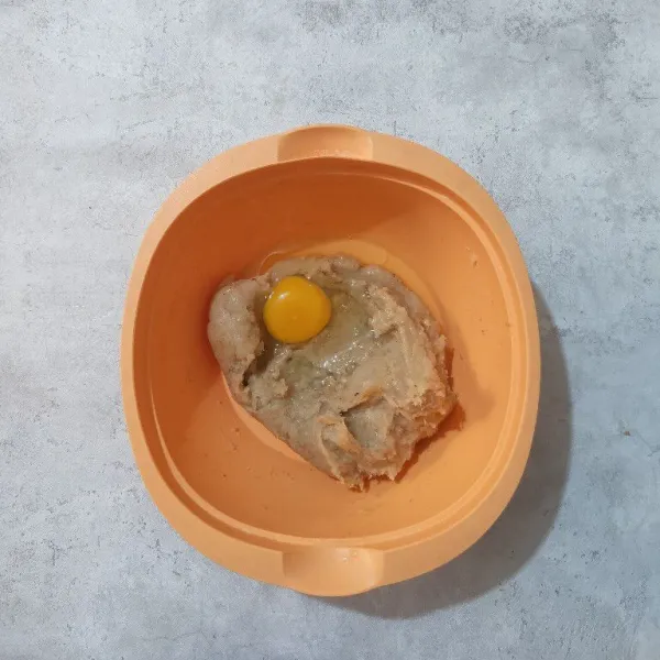 Tambahkan telur, aduk rata.