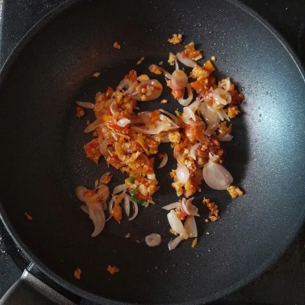 Panaskan minyak, tumis bawang putih dan cabe rawit yang sudah dihaluskan bersama irisan bawang merah hingga harum.