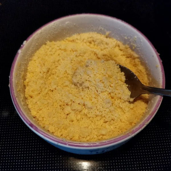 Untuk membuat crumble campurkan gula, butter, dan tepung aduk hingga berpasir.
