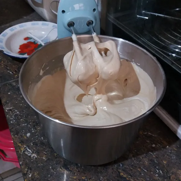 Ambil 2/3 bagian adonan, sisihkan, tuang pasta moka ke sisa 1/3 bagian adonan, dan mixer asal rata.