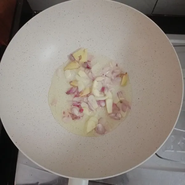 Tumis bawang merah dan bawang putih.