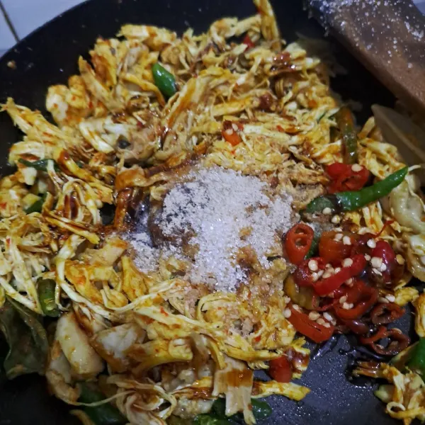 Masukan bumbu-bumbu  dan cabe rawit iris aduk rata koreksi rasa.