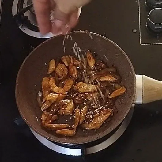 Masukan maizena yang sudah dicairkan, aduk rata dan koreksi rasa. Taburi biji wijen, angkat.