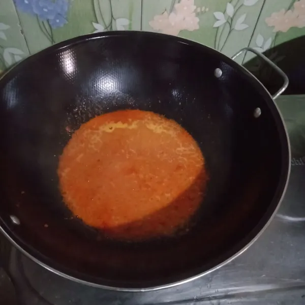 Tumis bumbu halus hingga harum tambahkan daun salam, daun jeruk, lengkuas, serai, tumis kembali.