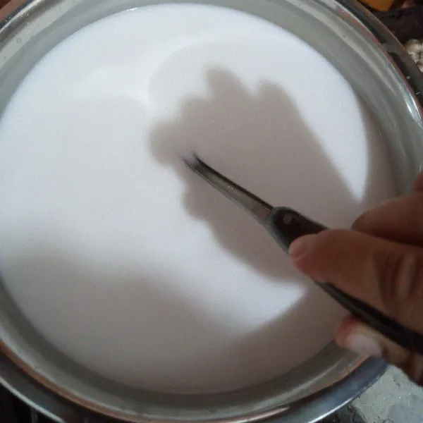 Aduk terus adonan bubur sumsum selama dimasak.