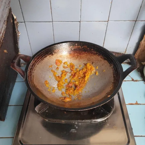 Tumis bumbu halus sampai harum.