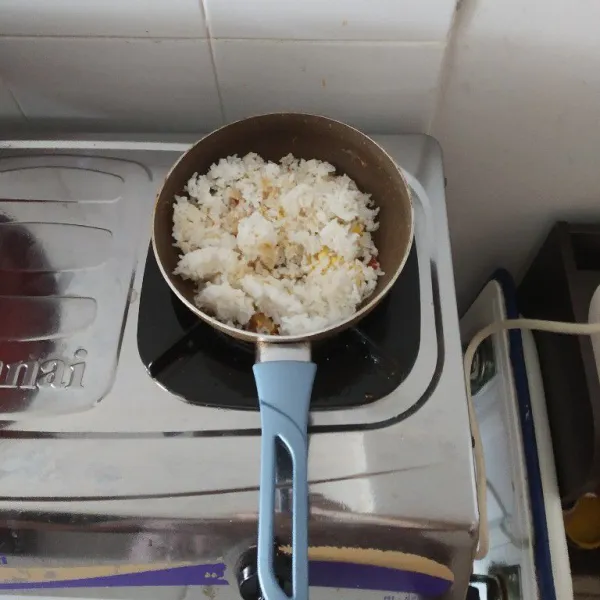 Masukkan nasi putih beri garam dan kaldu bubuk.