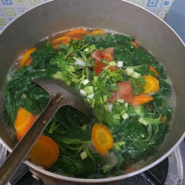 Masukkan seledri, daun bawang, daun kemangi & tomat, masak sebentar. Sajikan.