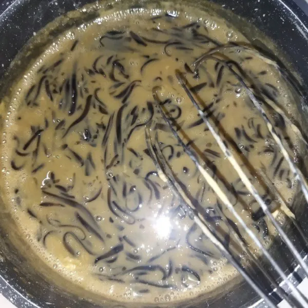 Lalu masukkan cincau hitam kedalam puding cappucino, aduk rata.