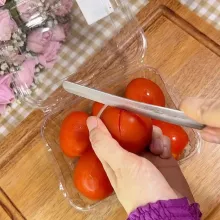 Kerat kulit tomat bagian bawah supaya nanti mudah dikelupas.