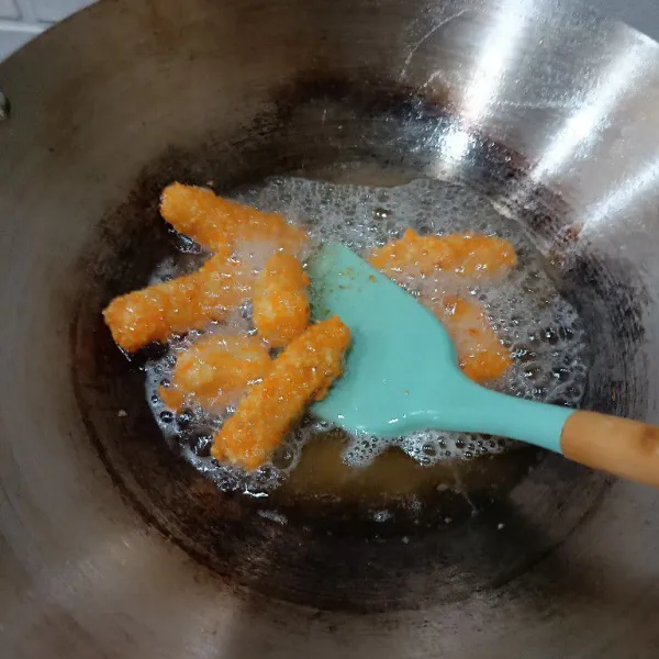 Goreng sebagian naget.
