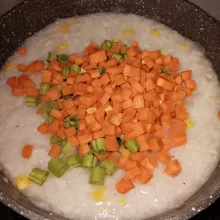 Setelah beras sudah empuk dan mulai mengental masukkan wortel dan buncis. Tuang sisa kaldu tulang ayam. Bumbui garam dan kaldu bubuk sesuai selera. Masak terus sambil sesekali diaduk.