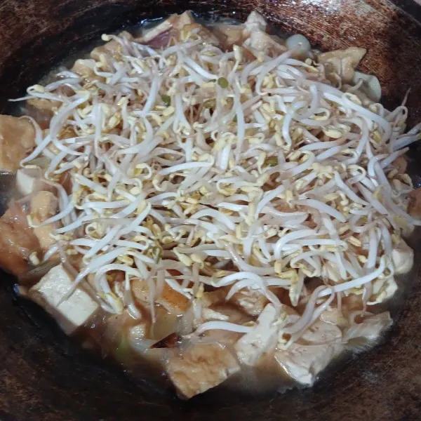 Masukkan tauge. Didihkan sebentar.