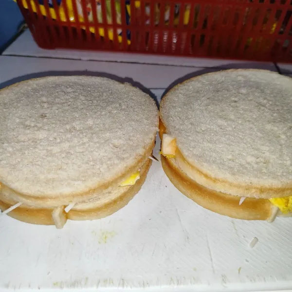 Timpa lagi dengan lembaran roti.