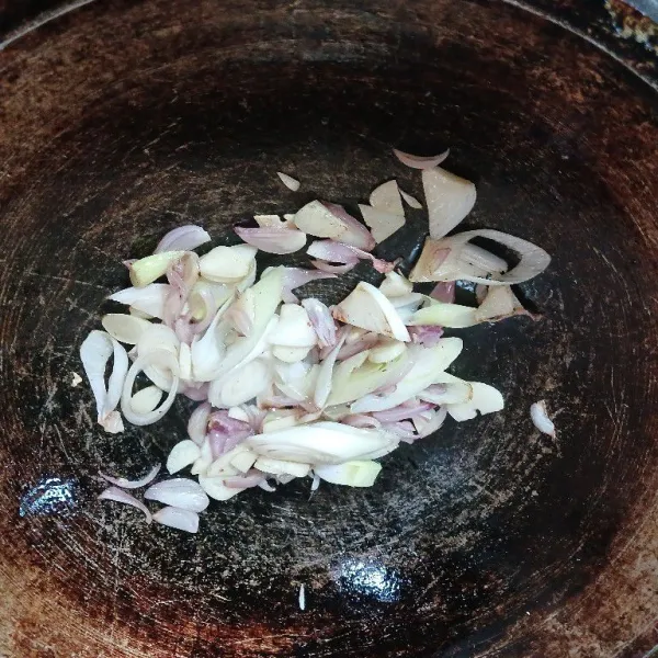 Tumis bawang-bawang hingga layu dan wangi.